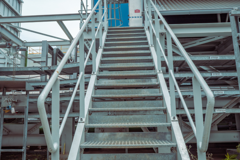 Escada em Aço Inox: Beleza e Durabilidade