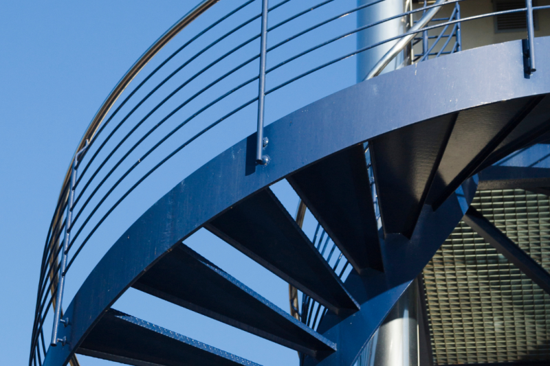 Escada Caracol de Aço: Beleza e Funcionalidade em Espaços Pequenos