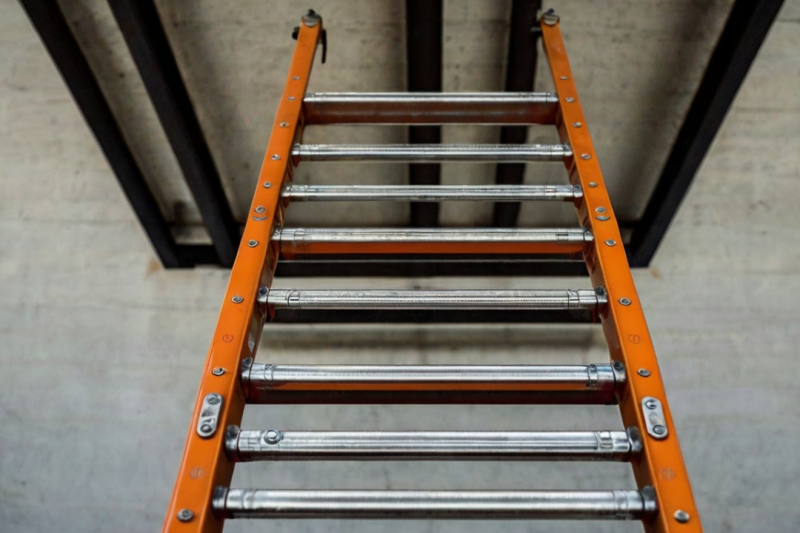 Escada em Aço Galvanizado: Vantagens e Aplicações para Sua Construção